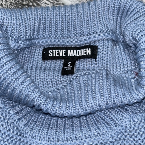 Steve Madden sweater with a mock neck, a cutout, and a cable knit pattern. Sz S - Picture 5 of 5
